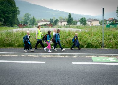 Enfants accompagnés pour se rendre à l'école Piedibus (François Soubeyrand)